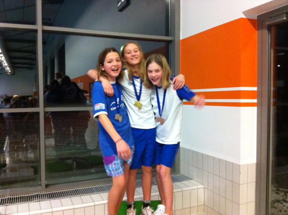 Victoria und Charleen freuen sich gemeinsam über ihre Medaillen, die sie über 800 Meter Freistil erkämpft hatten vc